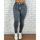 Calça jeans feminina empina bumbum